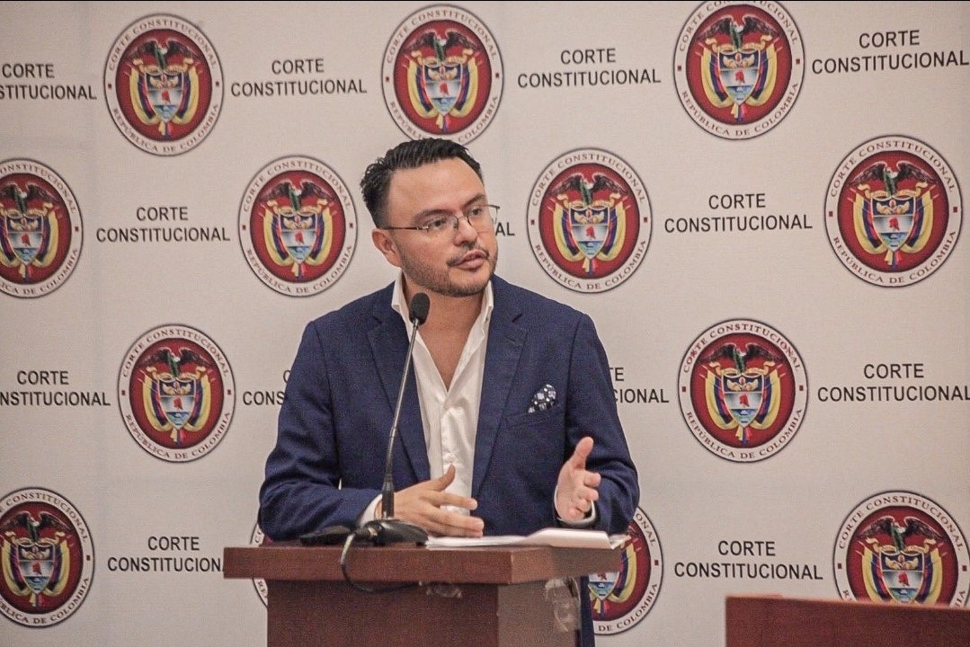 Florcad16's tweet photo. 🚨ATENCIÓN: La @CConstitucional le acaba de dar la razón al Director de la @AgenciaTierras, @harmanfelipe, y le propina una derrota histórica a quienes pretendían frenar la Reforma Agraria.
Con una votación unánime de 9-0, el alto tribunal ordena la creación de juzgados y tribunales agrarios a partir de 2027. Ya no hay excusas: el campo colombiano tendrá por fin una justicia especializada que resuelva de fondo los conflictos por la tierra.
Este es un respaldo contundente al rumbo del Gobierno del presidente @petrogustavo y a la lucha por los derechos de los campesinos, víctimas y comunidades étnicos.
