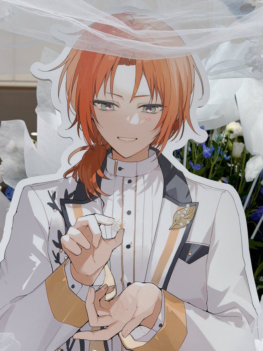 祝スタライ10th開催🥂
月永レオさんに
フラスタをお贈りしました💐

Ring.A.Bellのストーリーを元にイメージ
真っ白な五線譜は
世界で一番長いラブソングの始まり🎼
レオが恋をした「ソ」の音からうまれた
指輪を着けようとしてくれてます💍
離れてズームで撮影すると
ヴェール越しに見つめる構図です