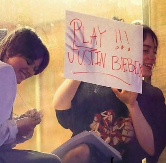 Hace unos años, fans de Billie fueron a visitarla a su hotel con una bocina gigante y se pusieron a cantar sus canciones y ella se asomó por la ventana para pedir que pusieran canciones de Justin Bieber.