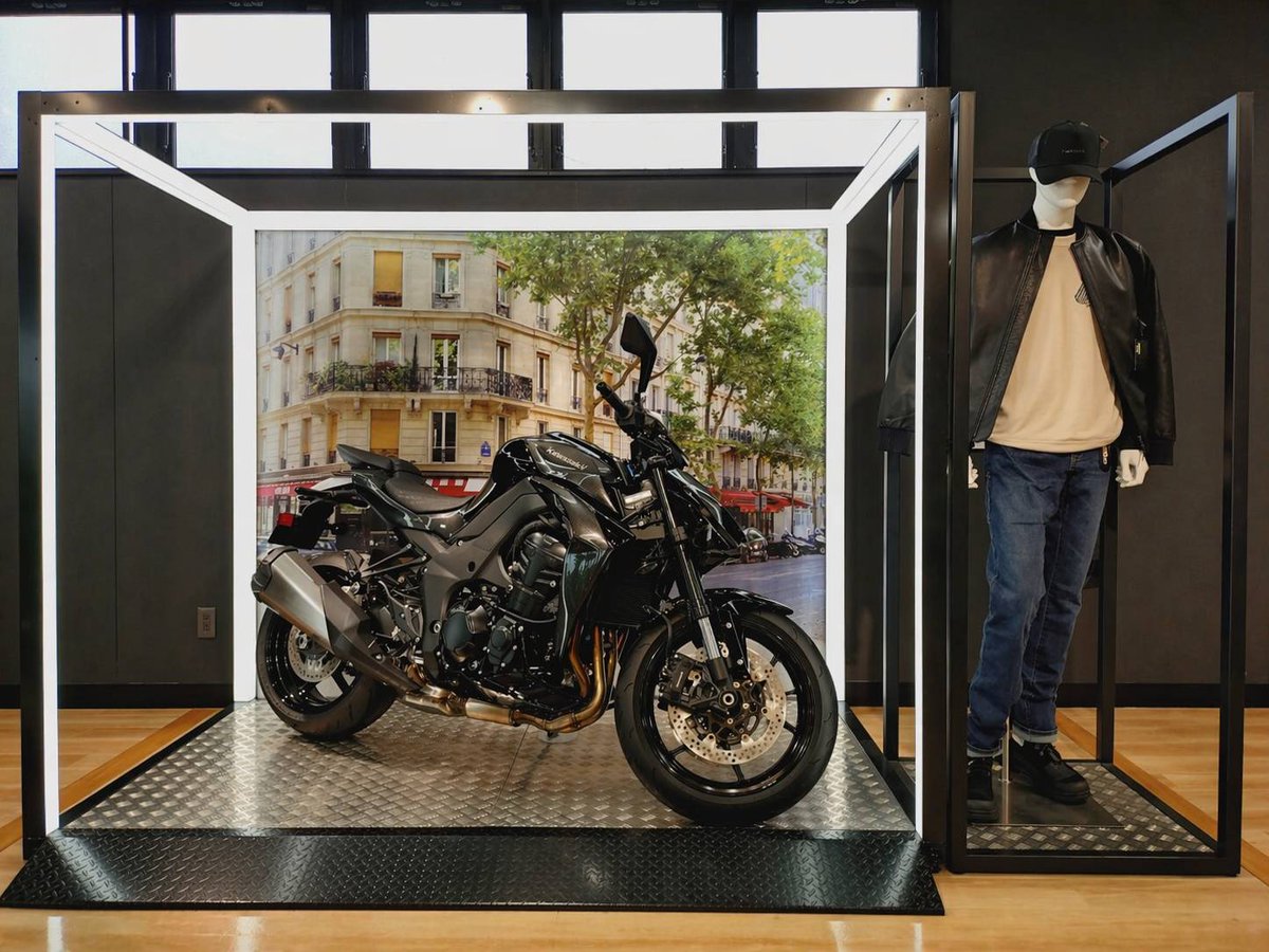 PLAZA_Interpark's tweet photo. ４月のライフスタイル展示 今回の車両はZ1100になります。 カワサキのデザイン思想、SUGOMI（凄み）をご紹介しております。 ご興味ございましたら、是非ご覧になってください。  

詳細はこちら↓↓
https://t.co/AfEP8z5oJ6

#バイク #着るカワサキ #カワサキのある生活 https://t.co/TZ4QhnkjQq