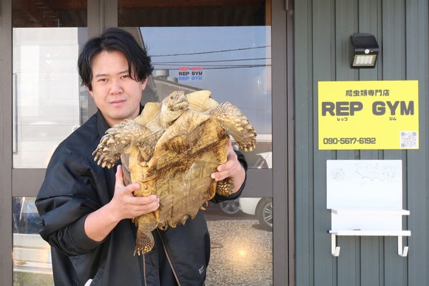igaportal's tweet photo. 連載：伊賀人バンザイ！ 第78回「#REPGYM 代表 #井賀春輝さん」を公開しました！ 伊賀唯一の爬虫類専門店を経営されています！
詳細はこちら⇒https://t.co/gn8h9l20uG https://t.co/9xzxmJcVxU