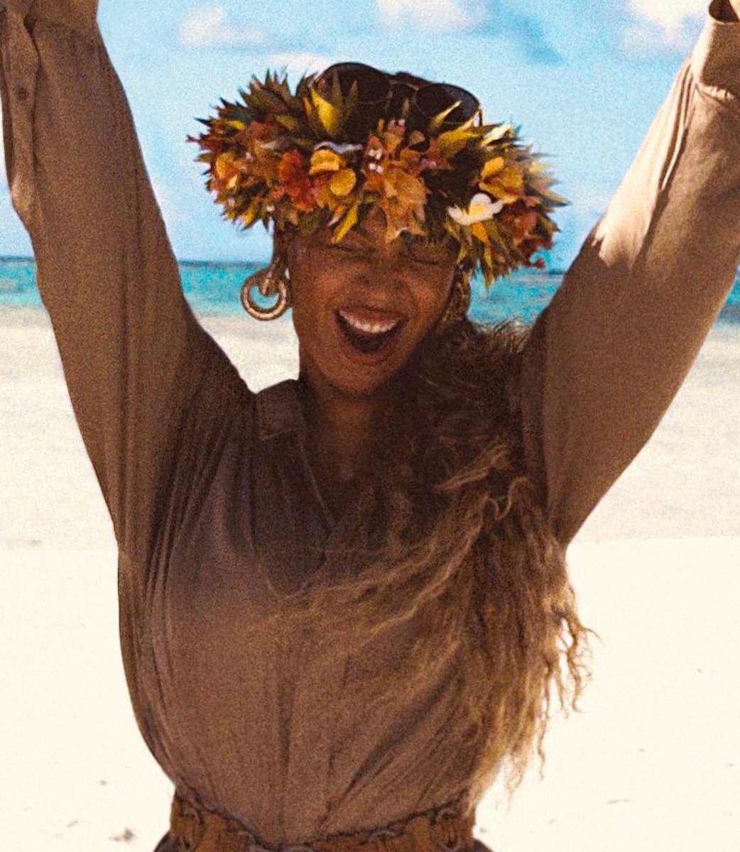 beyoncebrasil's tweet photo. Beyoncé usando seu cabelo natural… 🥹💛 https://t.co/JVJcEJBka0