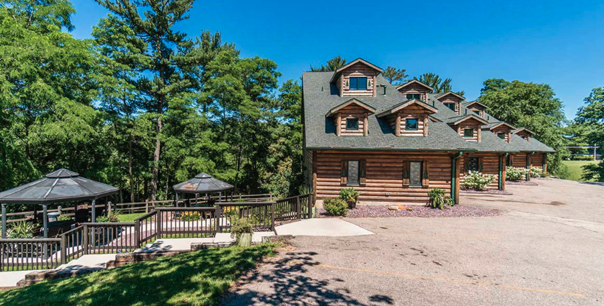 itscabintime's tweet photo. Deer Run Estate (Wisconsin Dells) &amp; Lake Delton retreats (Dresser House, Log House, Lake Front Townhomes) await! Automotion Car Show May 15–17 &amp; Memorial Day May 22–25. Stay 3 nights, 4th free (Sun–Thu). Book direct at https://t.co/jb1IVr0hUK #itscabintime #bookdirect https://t.co/Uv7dKuZPMq