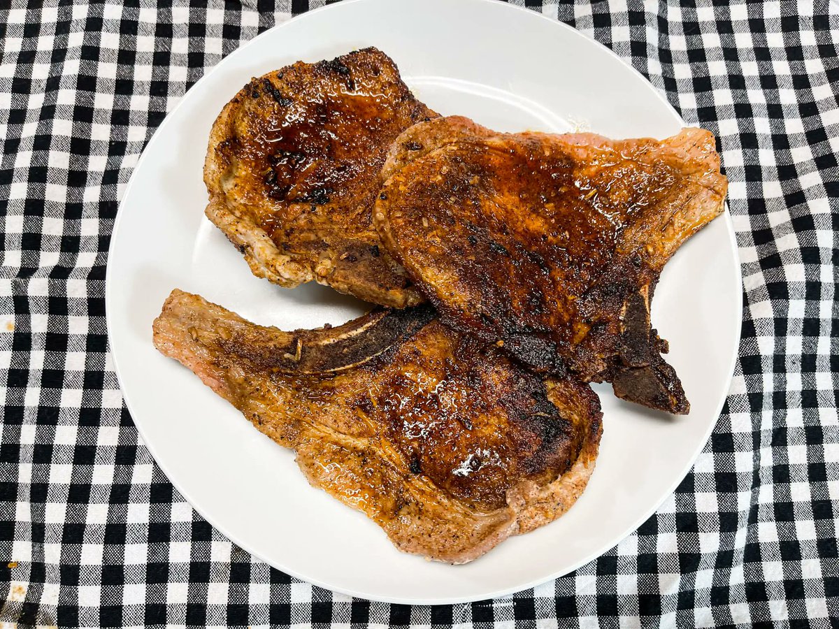 MrWuggums's tweet image. Good morning, evening &amp;amp; all inbetweens, happy #Friyay!

for our final weekend in #Xanawu we've delicious steak n eggs w/chimichurri, fried pork chops &amp;amp; chocolate French toast to go with our fab beverage selection!

See mew at the #ChillTent!💖
#XCats #XPups #Anipals #KittyTwitter