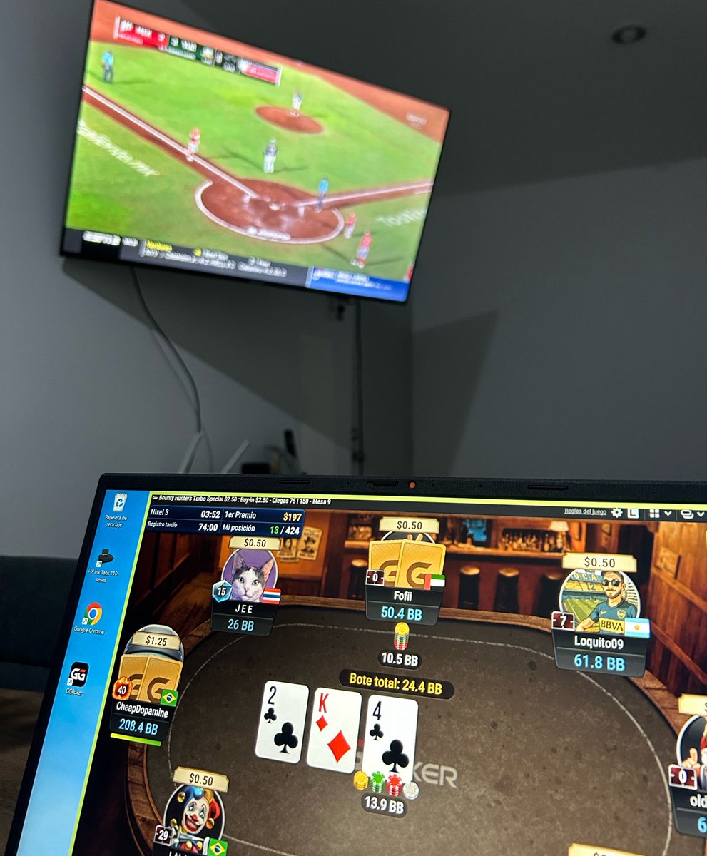 Jugando poker y viendo a mi bebé, <a href="/DiablosRojosMX/">DiablosRojosMX</a>