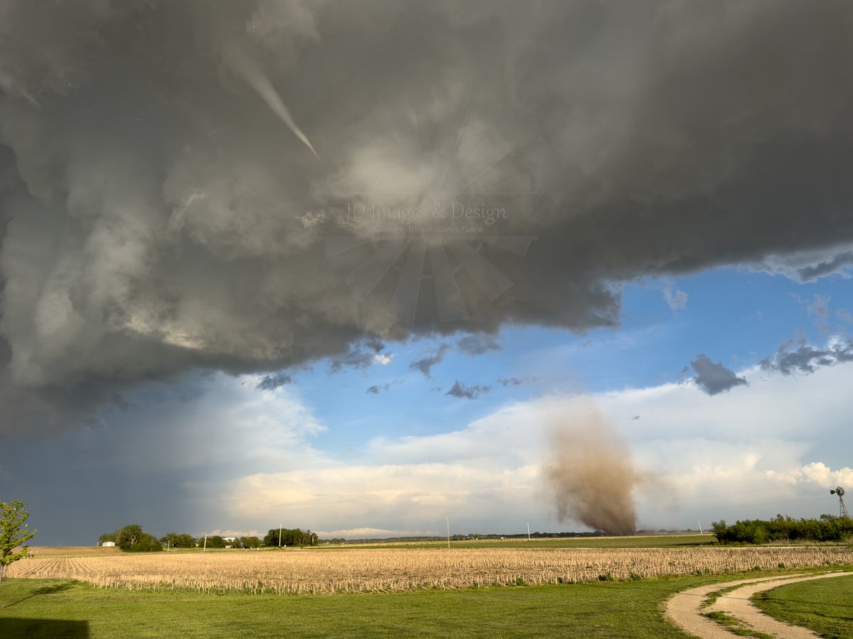 DolenImagesPro's tweet photo. Was a little interesting this evening.  This was 1 mi south of the Harvey -Sedgwick Co line on Hoover. . It was just to the east of Hoover at this time.  ( 7:15 pm 4-23-26)  #kswx  #NWSWichita https://t.co/MAe4OSUOfX