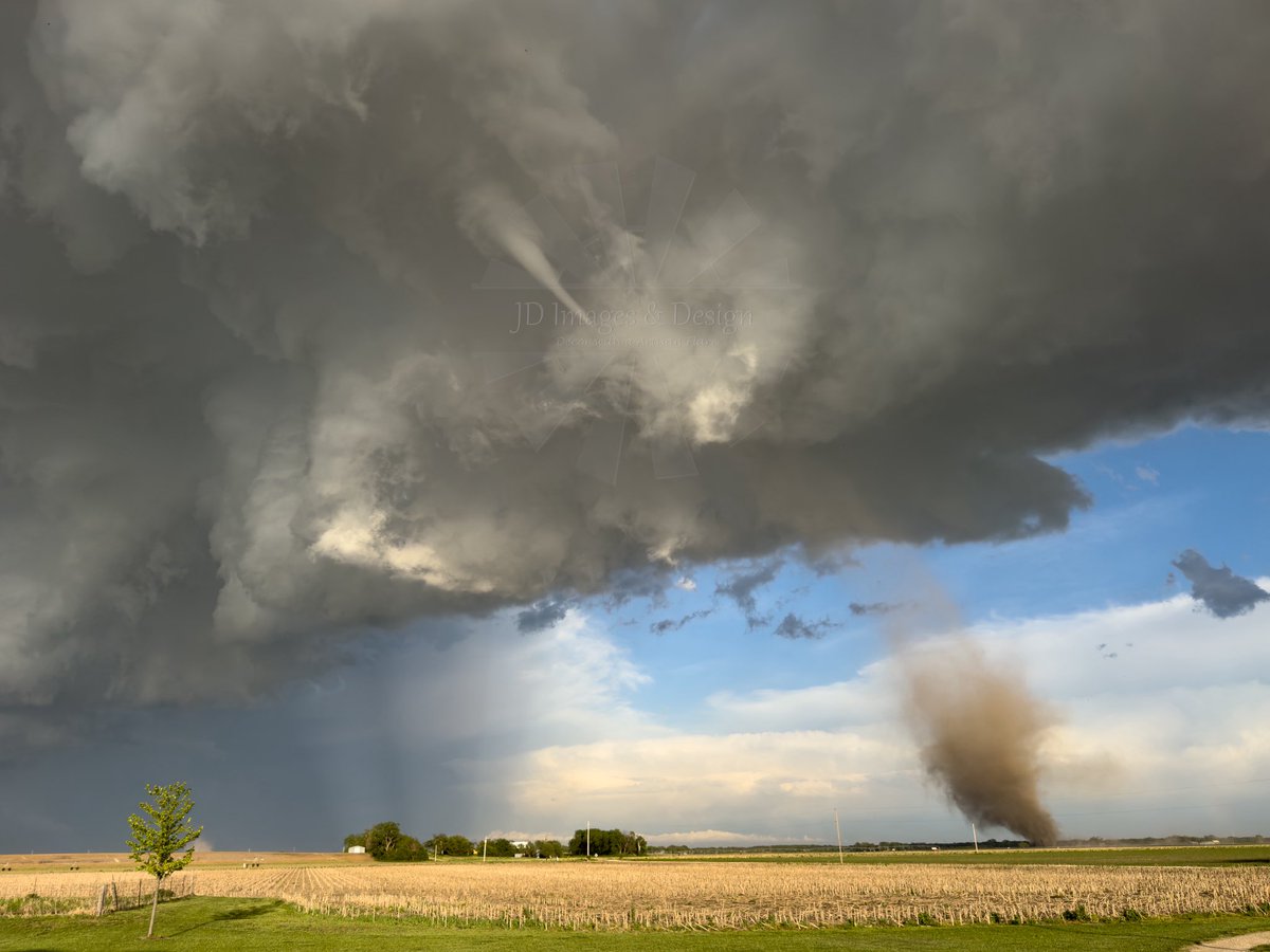DolenImagesPro's tweet photo. Was a little interesting this evening.  This was 1 mi south of the Harvey -Sedgwick Co line on Hoover. . It was just to the east of Hoover at this time.  ( 7:15 pm 4-23-26)  #kswx  #NWSWichita https://t.co/MAe4OSUOfX