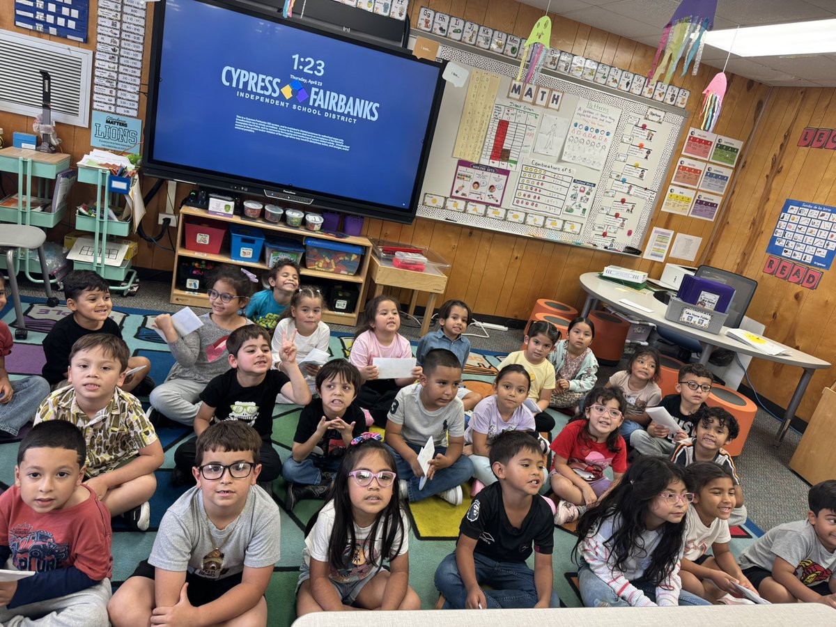 MsRios_bil's tweet image. Hoy fuimos a visitar a nuestros compañeritos de pre-kínder para entregarles cartas que les escribimos y platicarles acerca de todas las cosas divertidas que aprenderán en Kindergarten. 
#Kindergarten #bilingual #MrobPride @MRobinsonElem @Benavidesprek