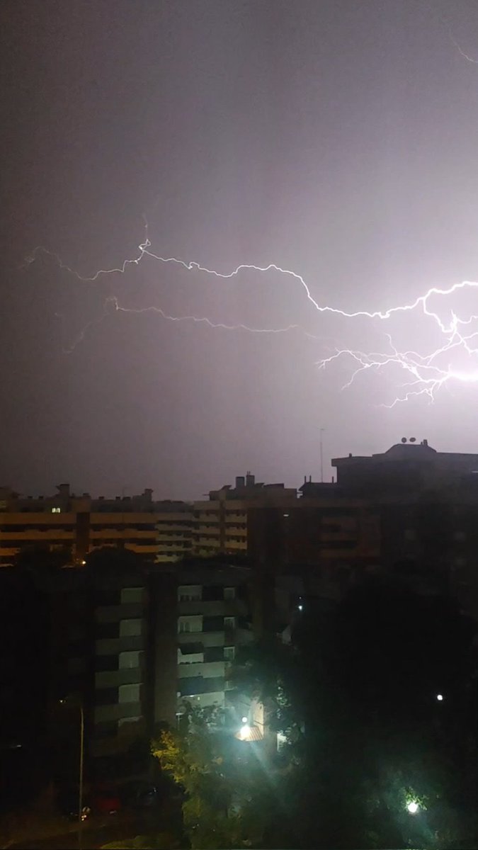chito_tw's tweet photo. Tormenta en Madrid ⛈️⚡ https://t.co/5yVV5eei8S