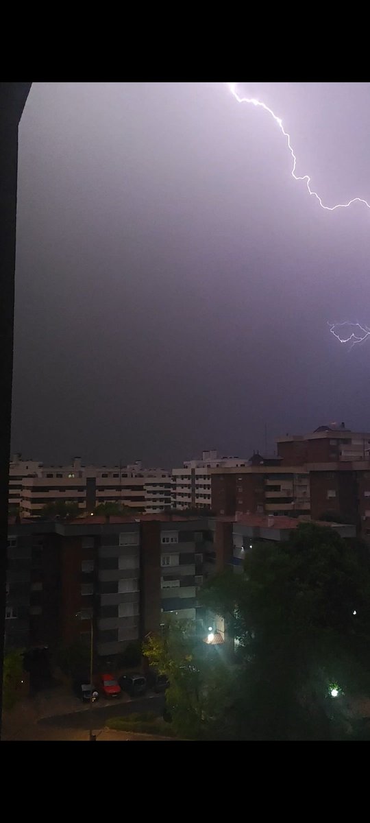 chito_tw's tweet photo. Tormenta en Madrid ⛈️⚡ https://t.co/5yVV5eei8S