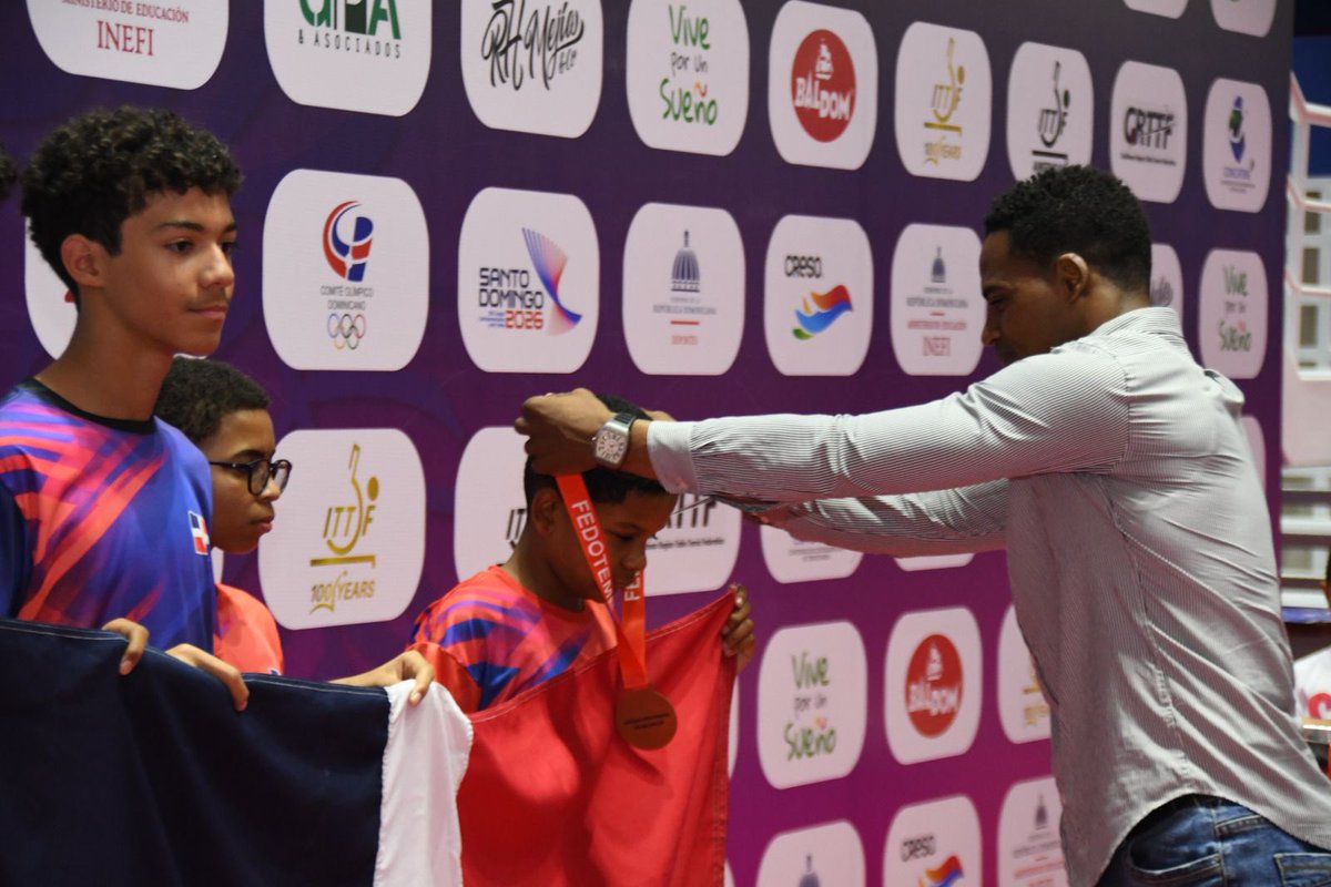 fedoteme's tweet photo. 🏓✨ Ceremonia de premiación – U15 Boys’ Doubles

Puerto Rico y República Dominicana protagonizan el podio en la categoría U15 Dobles Masculinos del Youth Championship, demostrando gran nivel competitivo y entrega en cada encuentro. 🏆🔥

🥇 🇵🇷 PUR
🥈 🇵🇷 PUR
🥉 🇩🇴 DOM
🥉 🇩🇴 DOM https://t.co/fXk3NIysXE