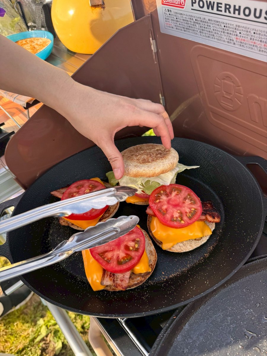 Bemotion_taicho's tweet photo. キャンプ2日目はバーガー祭り。
朝食は農園のトマトを使ったBLTソーセージマフィン。
昼食は帰路の途中で河口湖方面の有名店、ムースヒルズバーガーに寄り道。今回はダブルチリメキシカンバーガーを注文しました。
朝のマフィンと昼のグルメバーガー、どちらも最高に美味しかったです！ https://t.co/I6R4DSnI2H