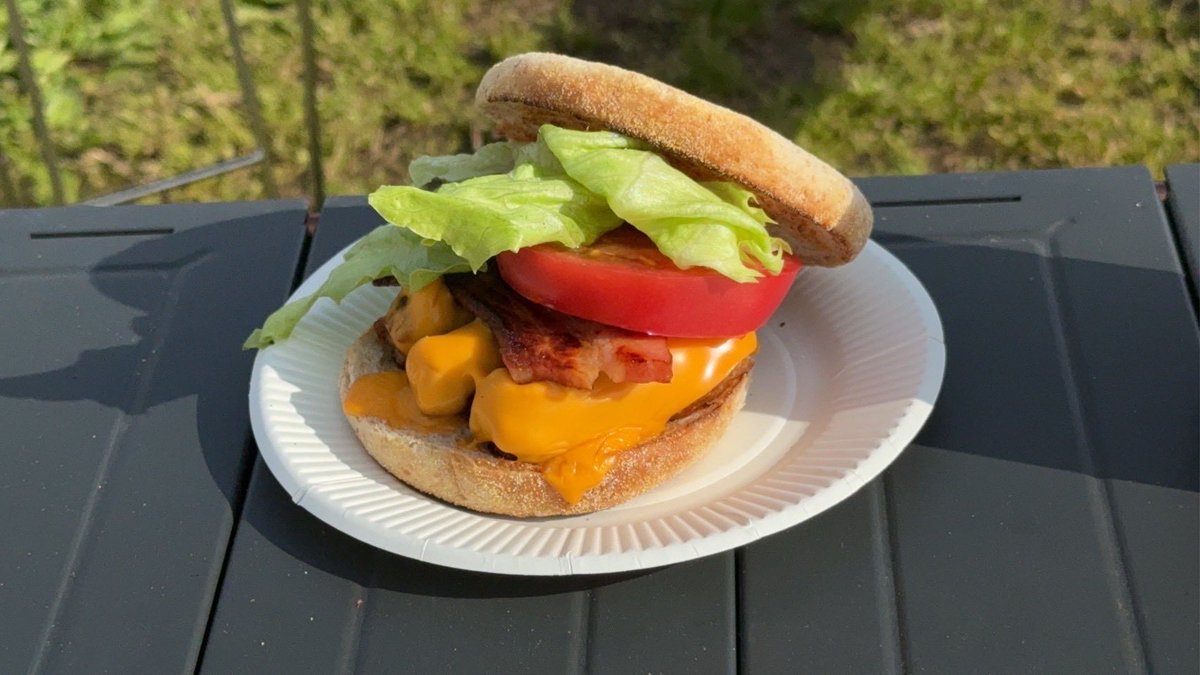 Bemotion_taicho's tweet photo. キャンプ2日目はバーガー祭り。
朝食は農園のトマトを使ったBLTソーセージマフィン。
昼食は帰路の途中で河口湖方面の有名店、ムースヒルズバーガーに寄り道。今回はダブルチリメキシカンバーガーを注文しました。
朝のマフィンと昼のグルメバーガー、どちらも最高に美味しかったです！ https://t.co/I6R4DSnI2H