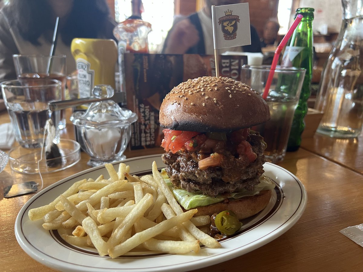 Bemotion_taicho's tweet photo. キャンプ2日目はバーガー祭り。
朝食は農園のトマトを使ったBLTソーセージマフィン。
昼食は帰路の途中で河口湖方面の有名店、ムースヒルズバーガーに寄り道。今回はダブルチリメキシカンバーガーを注文しました。
朝のマフィンと昼のグルメバーガー、どちらも最高に美味しかったです！ https://t.co/I6R4DSnI2H
