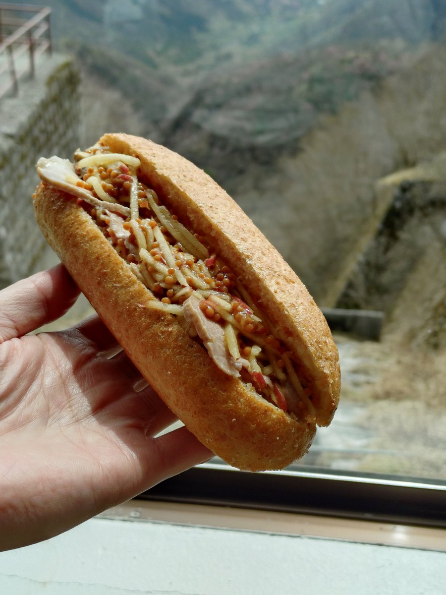 そしてローストポークサンドもいただきました。リンゴの千切りが入っているので甘い味付けかと思いきや、ほどよい甘みと酸味を活かしています。粒マスタードのプチプチとリンゴのシャキシャキそしてそれを受け止めるパン。味だけでなく食感もおいしい！もちろん豚肉もね #ほぼの駅 #ほぼ日 #赤城山