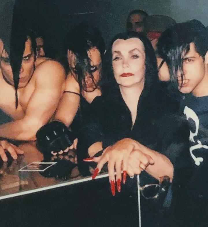 PunkRockStory's tweet image. 44 years ago
The Misfits + Vampira (Maila Nurmi) at Vinyl Fetish record store in Los Angeles, April 17th, 1982

#punk #punks #punkrock #misfits #vampira #losangeles #history #punkrockhistory