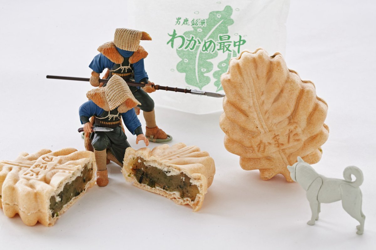 Junsai_Jiro's tweet photo. 秋田県男鹿市、お菓子のかまだの「わかめモナカ」を解体するマタギ。
ワカメと青のりが練り込まれた餡が入った名物最中！ワカメの形も「かまだ」の文字も可愛くてとっても良い！！
男鹿観光のお土産にわかめモナカ！
#秋田名物マタギ解体 https://t.co/7mgZUtzXAY