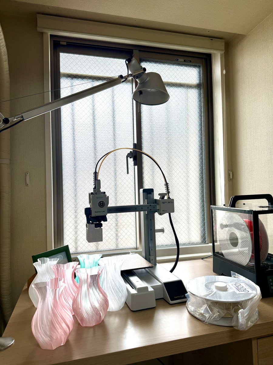 tokyomakers's tweet photo. スパイラルモードの検証のために、花瓶を出しまくると机の上が花瓶だらけになります。
週末はBambuLab A1miniで何を印刷するかね。。
#3Dプリンター #3dprinting #bambulab #aimini https://t.co/Ds05IrzFAx