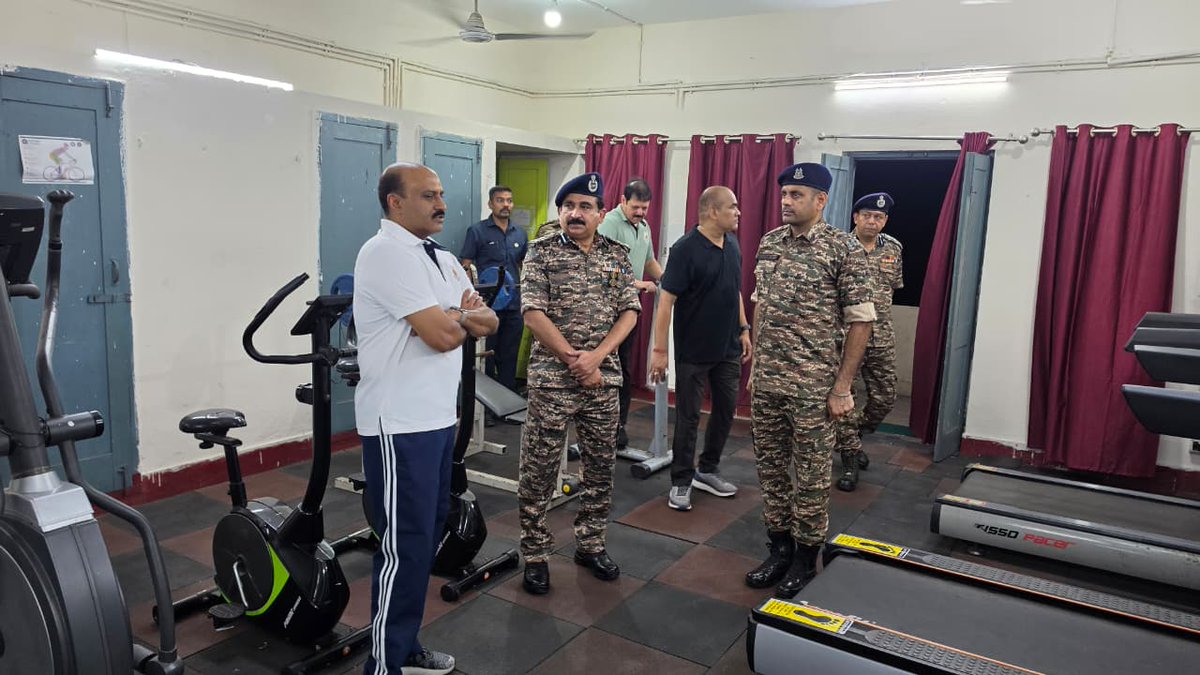 Ensuring the mission never stops. 

​After overseeing a peaceful first phase polls in West Bengal, DG <a href="/crpfindia/">🇮🇳CRPF🇮🇳</a> Shri G. P. Singh, IPS reached GC Durgapur for a late-night inspection. From briefing troops to reviewing campus facilities, his focus remained on the welfare of our