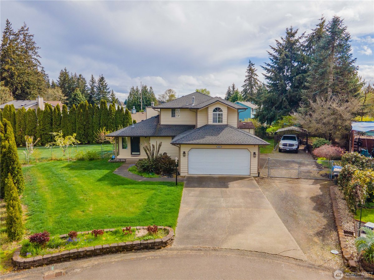 anyamyer's tweet photo. Meridian Acres cul-de-sac home in Olympia WA featuring 3 beds, 2.5 baths, vaulted ceilings, and an open-concept kitchen. Updated flooring, newer roof/furnace/HWT, plus a .25-acre fenced lot with covered deck, RV parking, and easy access to I-5. Offered at $529,900 #remax https://t.co/D2YwYpecMx