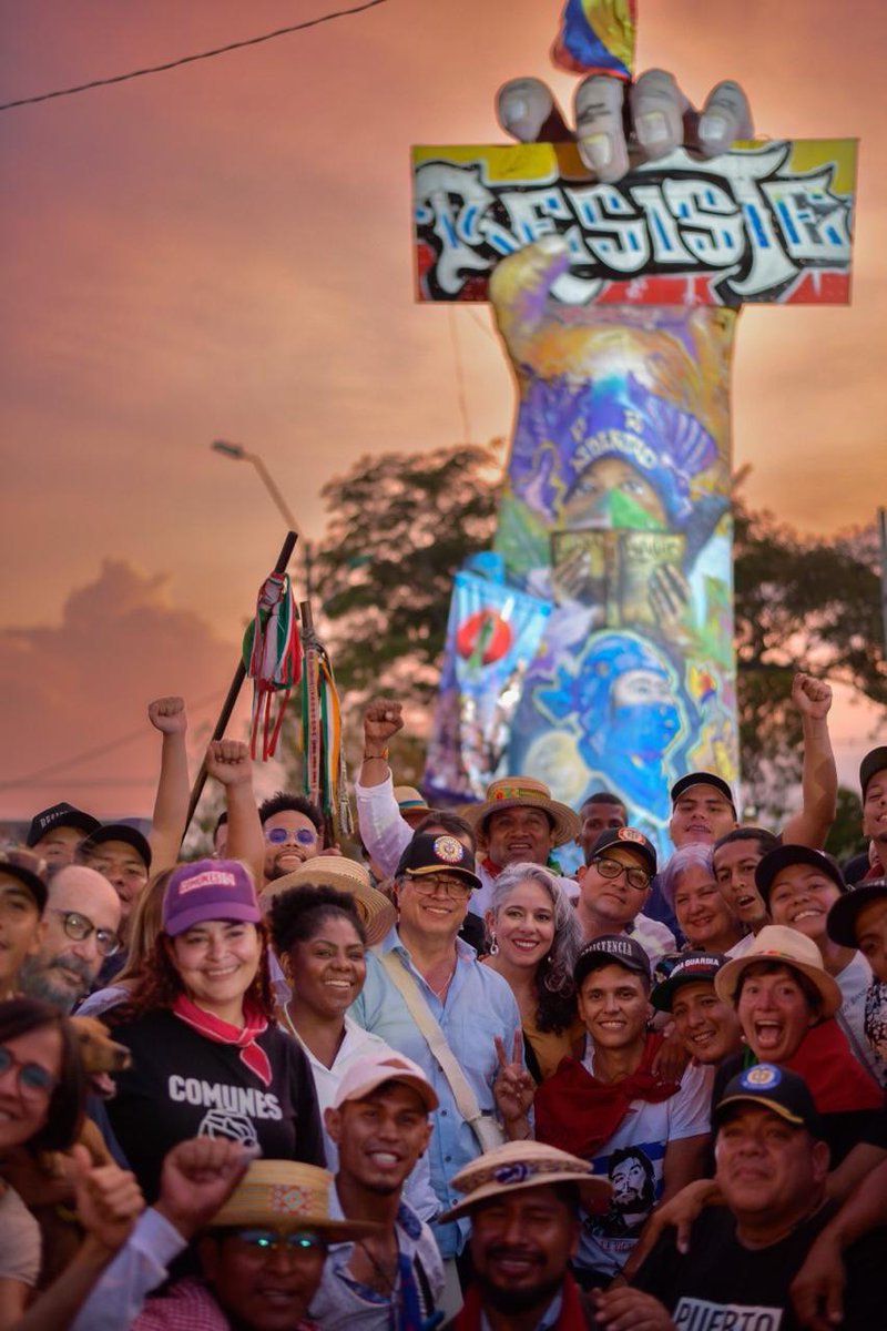 <a href="/petrogustavo/">Gustavo Petro</a>