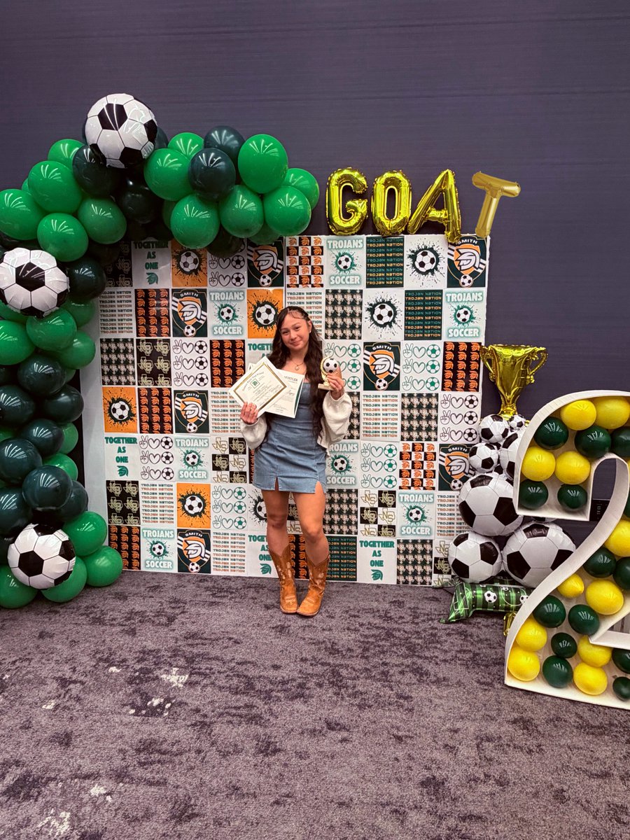 AllyyyMayyyy's tweet photo. Girls soccer banquet was a success, so so proud of my girl! @HaileyALopez @CoachCPerez can’t wait for next year!! 💚⚽️💛 https://t.co/1zEpFfDZ7q