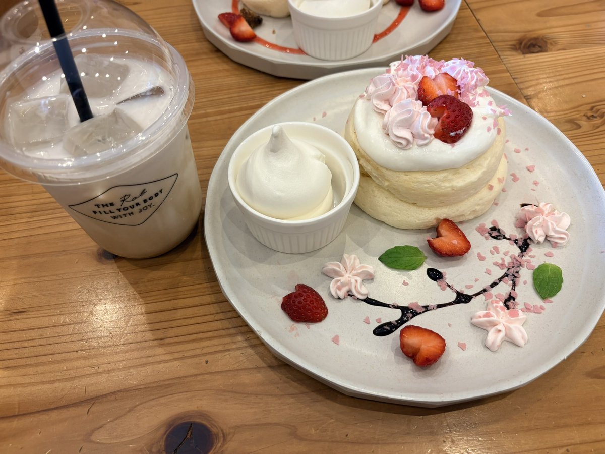 Minnt082914's tweet photo. パンケーキ美味しかった😋 https://t.co/fvIAD24qom