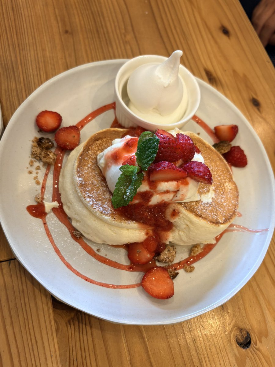 Minnt082914's tweet photo. パンケーキ美味しかった😋 https://t.co/fvIAD24qom