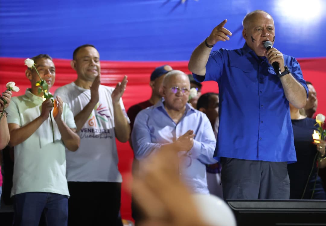 ConElMazoDando's tweet photo. #VenezuelaVuelaLibre | Diosdado Cabello Rondón, vicepresidente Sectorial de Política, Seguridad Ciudadana y Paz, durante un acto en el estado Portuguesa, fustigó al extremismo opositor que busca desmoralizar al Pueblo con expresiones racistas y aseguró que nuestra herencia son las que nos hacen ser unos seres extraordinarios los venezolanos y las venezolana.

"Con el 'fuera la mona' ellos creen que con eso nos van a ofender. (...)", señaló y enfatizó que "nosotros tan monos y monas y ustedes tan ratas que son y demuestran  el carácter racista y odiador  del fascismo que representan".

En este sentido, sostuvo que cuando desde este sector extremista se trata de insultar a la presidenta encargada Delcy Rodríguez "una mujer extraordinaria, están insultando a todas las mujeres de Venezuela y sobre todo a las mujeres de  su color de piel". 
El también Ministro para las Relaciones Interiores, Justicia y Paz resaltó el orgullo que genera dentro de los venezolanos el mestizaje.

@dcabellor