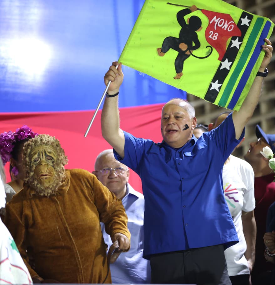 ConElMazoDando's tweet photo. #VenezuelaVuelaLibre | Diosdado Cabello Rondón, vicepresidente Sectorial de Política, Seguridad Ciudadana y Paz, durante un acto en el estado Portuguesa, fustigó al extremismo opositor que busca desmoralizar al Pueblo con expresiones racistas y aseguró que nuestra herencia son las que nos hacen ser unos seres extraordinarios los venezolanos y las venezolana.

"Con el 'fuera la mona' ellos creen que con eso nos van a ofender. (...)", señaló y enfatizó que "nosotros tan monos y monas y ustedes tan ratas que son y demuestran  el carácter racista y odiador  del fascismo que representan".

En este sentido, sostuvo que cuando desde este sector extremista se trata de insultar a la presidenta encargada Delcy Rodríguez "una mujer extraordinaria, están insultando a todas las mujeres de Venezuela y sobre todo a las mujeres de  su color de piel". 
El también Ministro para las Relaciones Interiores, Justicia y Paz resaltó el orgullo que genera dentro de los venezolanos el mestizaje.

@dcabellor