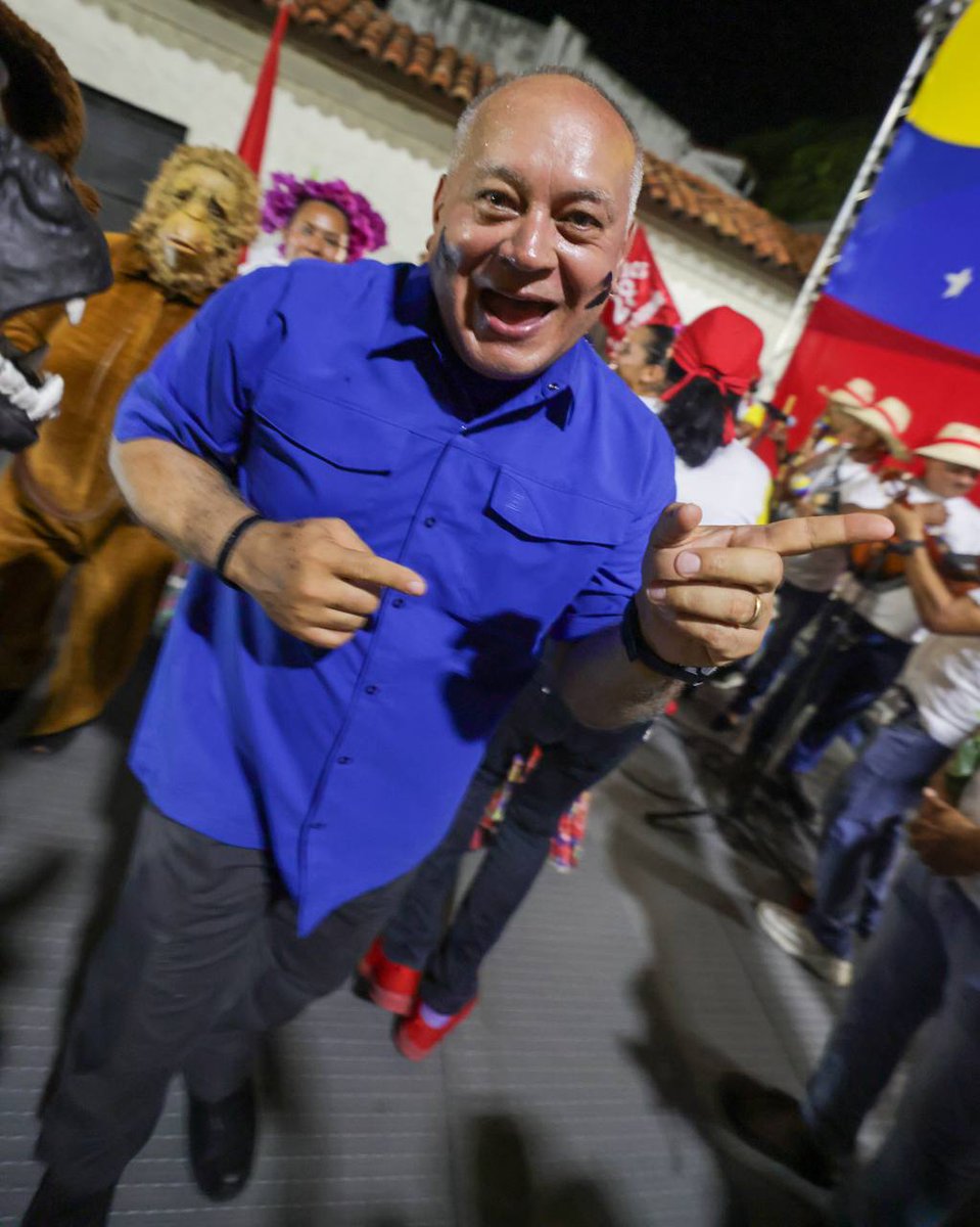 ConElMazoDando's tweet photo. #VenezuelaVuelaLibre | Diosdado Cabello Rondón, vicepresidente Sectorial de Política, Seguridad Ciudadana y Paz, durante un acto en el estado Portuguesa, fustigó al extremismo opositor que busca desmoralizar al Pueblo con expresiones racistas y aseguró que nuestra herencia son las que nos hacen ser unos seres extraordinarios los venezolanos y las venezolana.

"Con el 'fuera la mona' ellos creen que con eso nos van a ofender. (...)", señaló y enfatizó que "nosotros tan monos y monas y ustedes tan ratas que son y demuestran  el carácter racista y odiador  del fascismo que representan".

En este sentido, sostuvo que cuando desde este sector extremista se trata de insultar a la presidenta encargada Delcy Rodríguez "una mujer extraordinaria, están insultando a todas las mujeres de Venezuela y sobre todo a las mujeres de  su color de piel". 
El también Ministro para las Relaciones Interiores, Justicia y Paz resaltó el orgullo que genera dentro de los venezolanos el mestizaje.

@dcabellor
