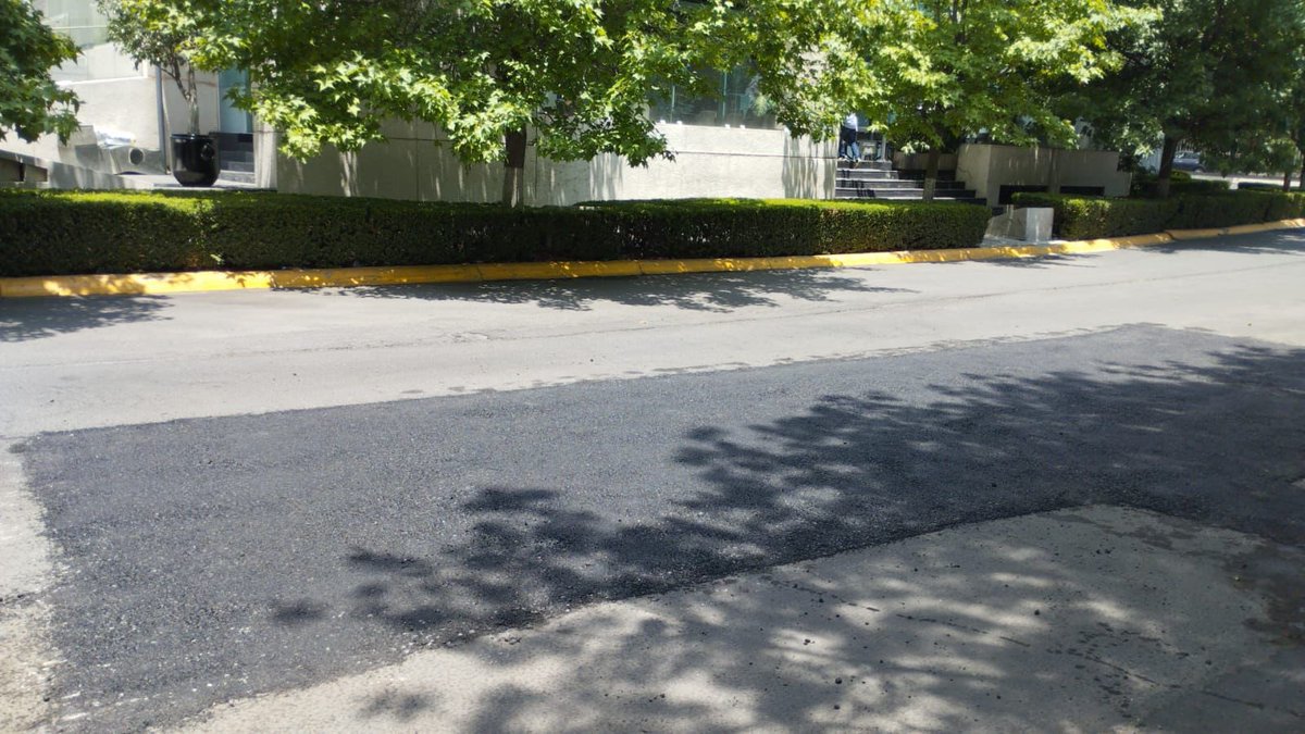 LopezCasarinJ's tweet image. #ReporteÁOtendido | Derivado de reportes de vecinas y vecinos, hoy estamos atendiendo lo que durante años se dejó pasar.

En #ZEDECSantaFe avanzamos con bacheo para recuperar vialidades y mejorar la movilidad.

#TodoEsPosible cuando se gobierna cerca de la comunidad.

Haz tu