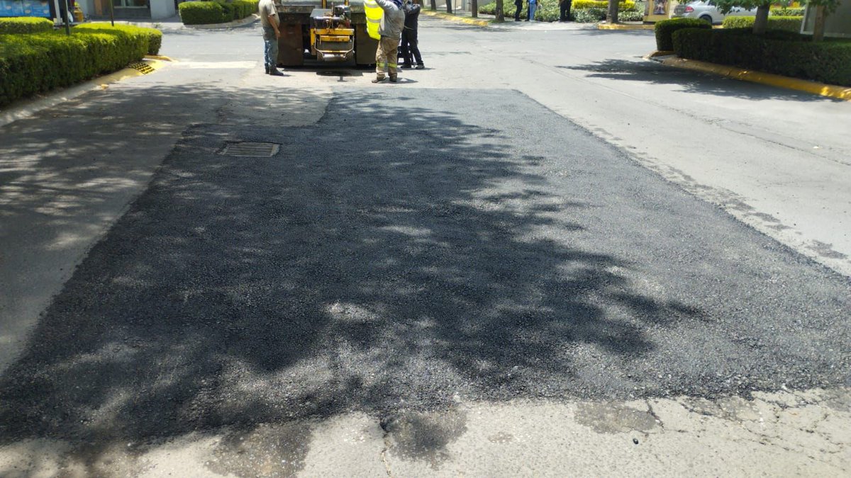 LopezCasarinJ's tweet image. #ReporteÁOtendido | Derivado de reportes de vecinas y vecinos, hoy estamos atendiendo lo que durante años se dejó pasar.

En #ZEDECSantaFe avanzamos con bacheo para recuperar vialidades y mejorar la movilidad.

#TodoEsPosible cuando se gobierna cerca de la comunidad.

Haz tu