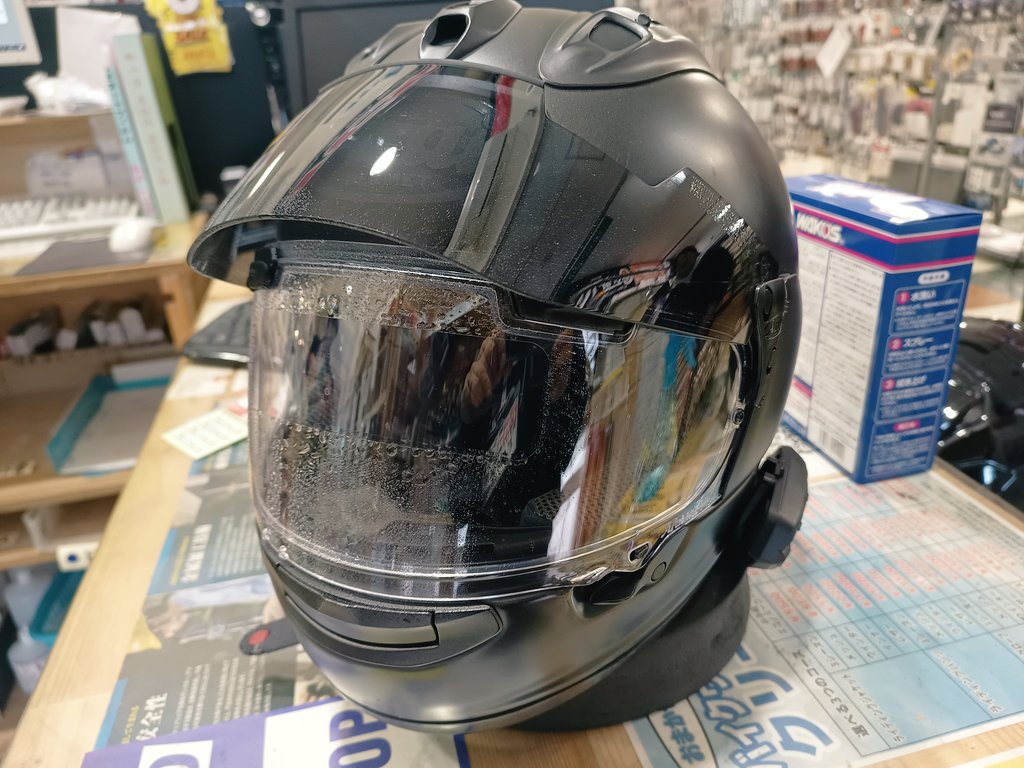 piwasaki_m's tweet image. Tシャツ＆ウィンドブレーカともに
売り場に展開されました〜\( ´ω` )/🎶
そして
スタッフUKさん
なにやら作業をしてたので！見てみると

スゴく良さそうアイテム取付しておりました。✨👀❗☔弾く！
⬇wins レインプロテクトフィルム⬇
wins-japan.com/repeltech/inde…
 #wins  #ツーリング #快適  #バイク