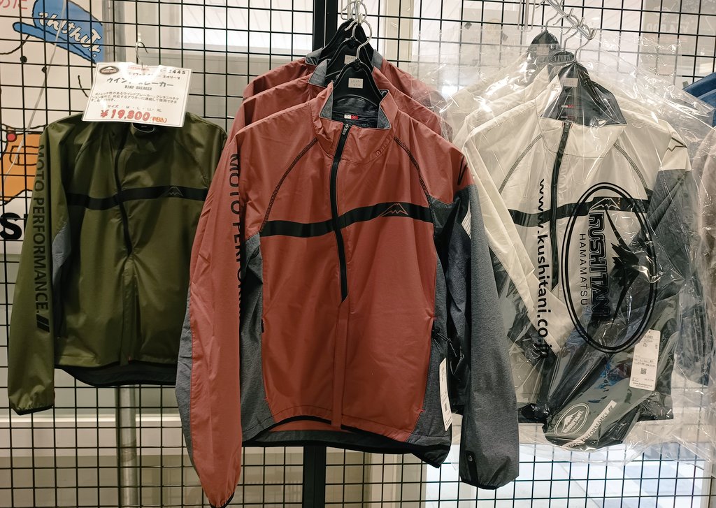 piwasaki_m's tweet image. Tシャツ＆ウィンドブレーカともに
売り場に展開されました〜\( ´ω` )/🎶
そして
スタッフUKさん
なにやら作業をしてたので！見てみると

スゴく良さそうアイテム取付しておりました。✨👀❗☔弾く！
⬇wins レインプロテクトフィルム⬇
wins-japan.com/repeltech/inde…
 #wins  #ツーリング #快適  #バイク