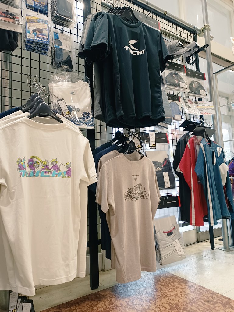 piwasaki_m's tweet image. Tシャツ＆ウィンドブレーカともに
売り場に展開されました〜\( ´ω` )/🎶
そして
スタッフUKさん
なにやら作業をしてたので！見てみると

スゴく良さそうアイテム取付しておりました。✨👀❗☔弾く！
⬇wins レインプロテクトフィルム⬇
wins-japan.com/repeltech/inde…
 #wins  #ツーリング #快適  #バイク