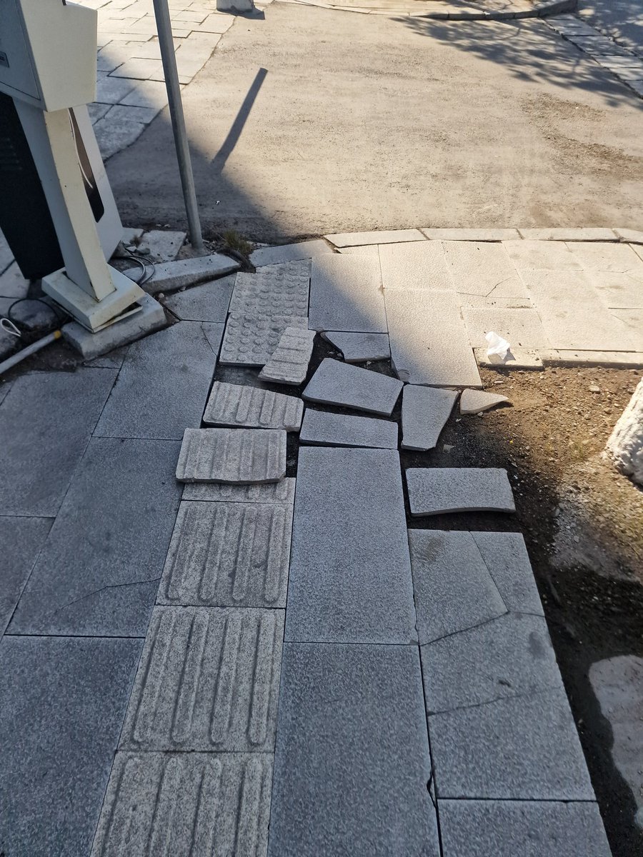 Ankhaa_3's tweet photo. Олимпик резиденсийн энэ хажуу зам ноднин намар шинээр сольсон. Үнэхээр халтуурджээ. @KhNyambaatar @Davaadalai_T https://t.co/HsodDIAW9v