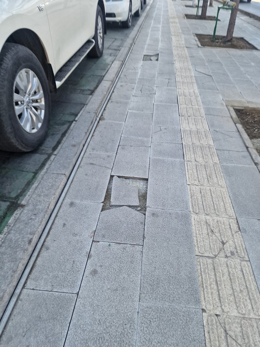 Ankhaa_3's tweet photo. Олимпик резиденсийн энэ хажуу зам ноднин намар шинээр сольсон. Үнэхээр халтуурджээ. @KhNyambaatar @Davaadalai_T https://t.co/HsodDIAW9v