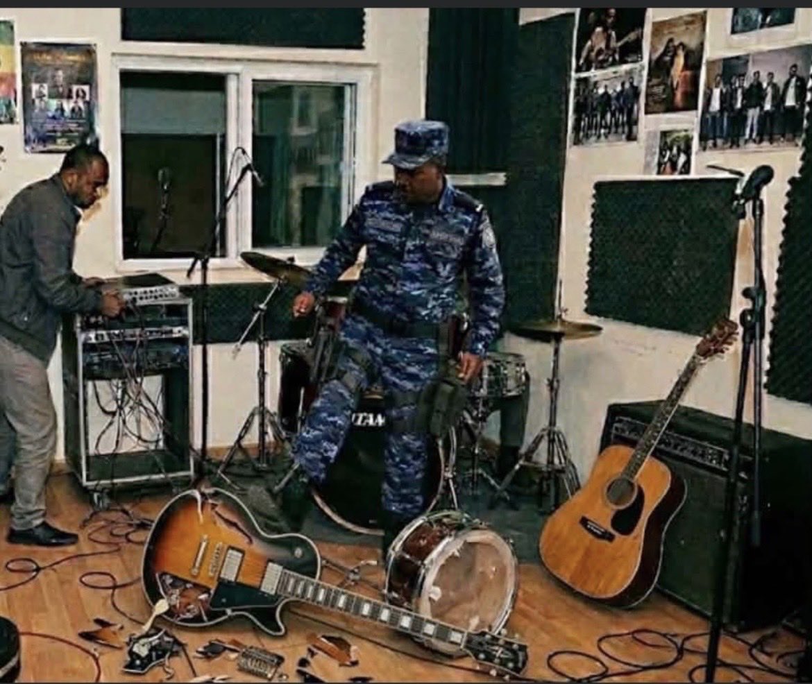 KidistBirru's tweet photo. .@AbiyAhmedAli #SystemicIntimidation⁉️After the detention of #TeddyAfros deputy manager, this violent raid on his studio shows a clear pattern of intimidation‼️Citizens deserve transparency, accountability & protection👉🏾#NotFear, harassment & unlawful force. #SystemicIntimidation https://t.co/cAK9hI8sXj