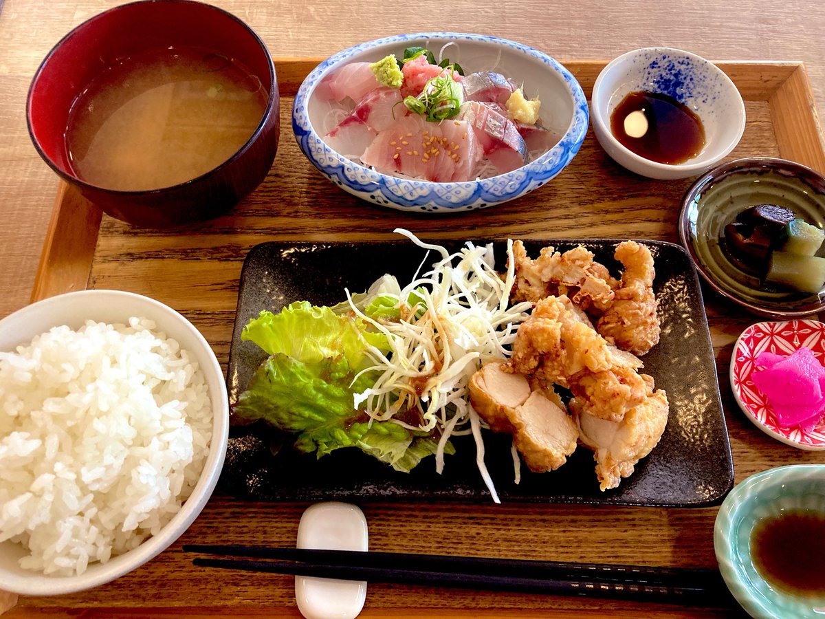 JDA0715's tweet photo. んー、このご時世で新鮮なお刺身４種と唐揚げのセット1000円は頑張りすぎなんじゃないかな https://t.co/0Sr9vZx8bF