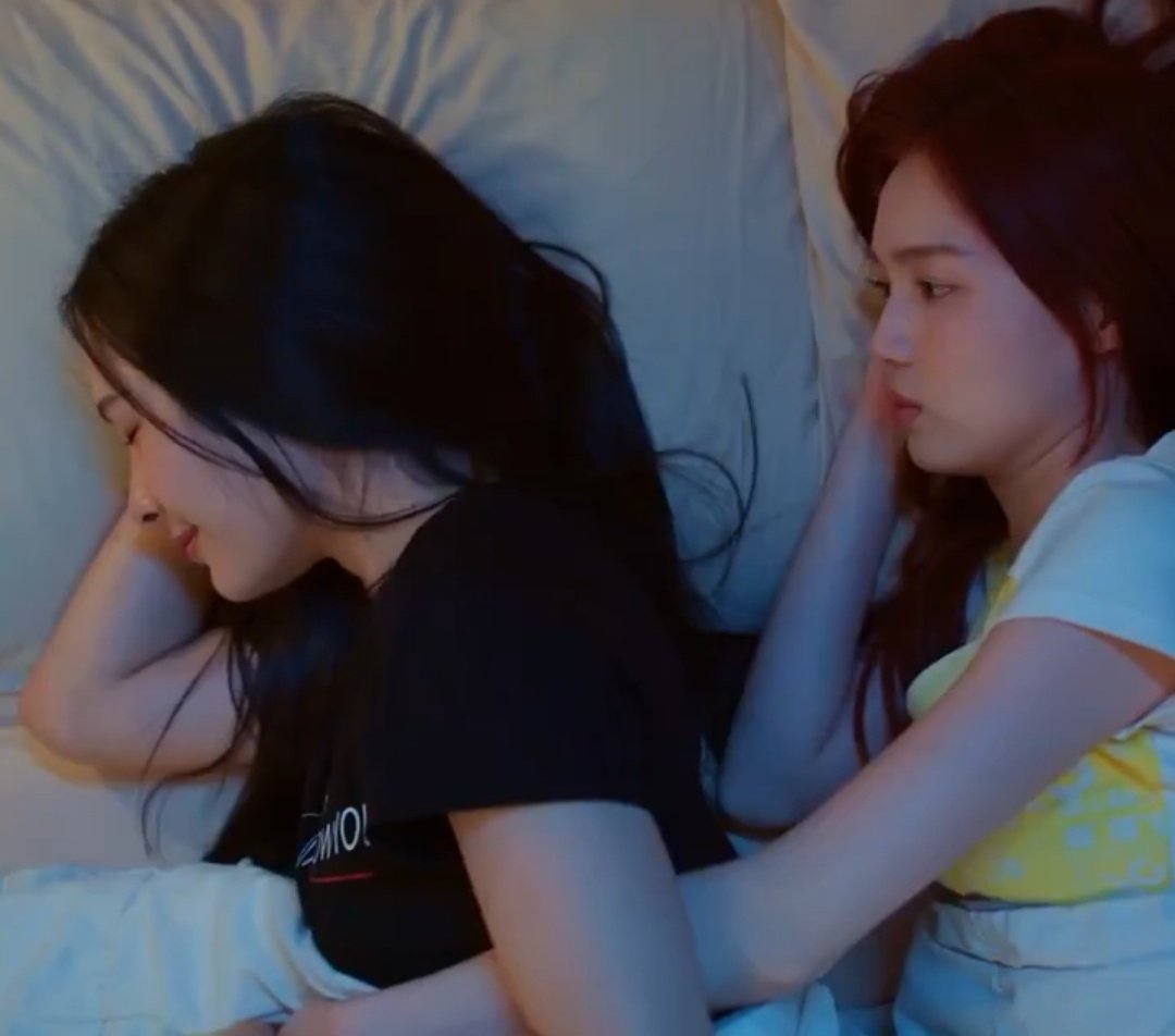 ไม่รู้อะ แต่นี่มั่นใจว่าทุกการกระทำของชาช่ามันคือเรื่องจริง  กวนตีนคือกวนตีน อยากเคลียร์คืออยากเคลียร์ นี่มองว่ากอหญ้าเป็นความสบายใจของชาช่าไปแล้วอะ ถึงมานจะบื้อ ๆ หน่อยคิดว่าสาวไม่ชอบ แต่แน่ใจว่าพี่ช่าไม่ได้ทำเพื่อให้น้องกอหญ้าตกหลุมรักแล้วทิ้งแน่นอนอะ ชีไม่น่าเลวได้ขนาดนั้น