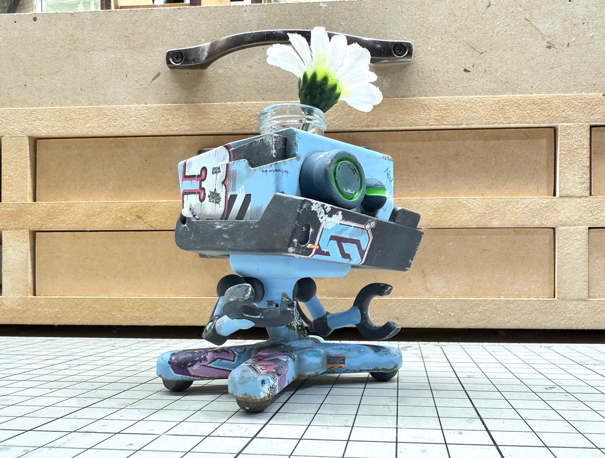 京都模型展示会2

プレゼント🎁？一体のみ
協賛品ではなく非売品なのですが
うちの奥様が描いた落書...もとい
デザインのボトルバグ
NJI -ネジ-

デザインそのままに立体化しました
こちらも会場に持って行きます
ブースに来られた方どなたかに
奥様が渡すかも？

#かにかまデザイン