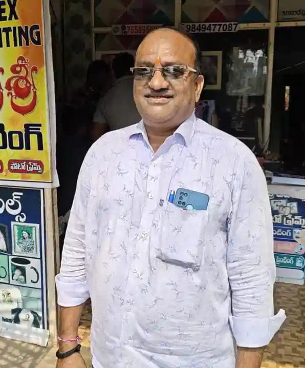 NewsMeter_In's tweet photo. #RTCdriver dies after self-immolation bid during strike
#Narsampet RTC driver #ShankarGoud died of burn injuries at 2:30 am after attempting #selfimmolation during a #protest over workers’ issues.
Chief Minister @revanth_anumula expressed shock and assured that the #government would stand by Shankar Goud’s family and extend all possible #support.
The Chief Minister prayed for peace to the departed soul and strength and courage to the bereaved family members.
He reiterated that the government is holding discussions with #RTCemployees and is sincerely working to resolve their issues.
#RTCJAC has called for a #Warangalbandh today.