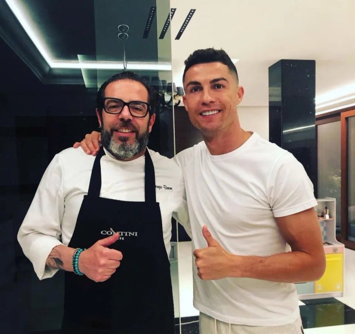 gorgeous4ew's tweet photo. جورجيو باروني طباخ كريستيانو  السابق:

نظام كريستيانو الغذائي متوازن. ويمتنع عن السكر، بدءًا من الإفطار الذي يتكوّن من أفوكادو مع قهوة وبيض وبدون سكر. بدون أي سكر إطلاقًا ويمتد هذا النظام لبقية اليوم، في الغداء، الخيارات تكون دجاج، سمك، ودائمًا خضروات.وفي العشاء يتناول أطعمة خفيفة، غالبًا سمك أو لحم على شكل شرائح، ودائمًا مع خضروات