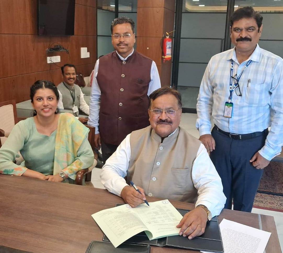 VNMKV's tweet photo. VNMKV, Parbhani, signed an MoU with PoCRA project to promote climate-resilient agriculture the state. MoU was signed by Hon. VC Dr. Indra Mani, &amp; Project Director (PoCRA) Mrs. Meenal Karanwal (IAS). DI https://t.co/XHhxrsdY0O Asewar, Mr. Kolekar, Dr. H Kausadikar were present. https://t.co/b4XxB3YcT3