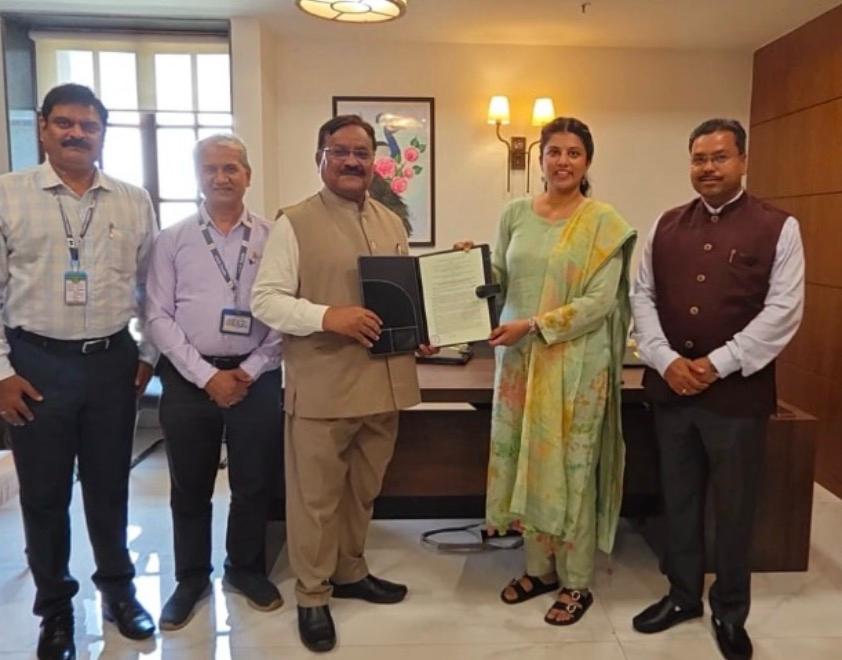 VNMKV's tweet photo. VNMKV, Parbhani, signed an MoU with PoCRA project to promote climate-resilient agriculture the state. MoU was signed by Hon. VC Dr. Indra Mani, &amp; Project Director (PoCRA) Mrs. Meenal Karanwal (IAS). DI https://t.co/XHhxrsdY0O Asewar, Mr. Kolekar, Dr. H Kausadikar were present. https://t.co/b4XxB3YcT3