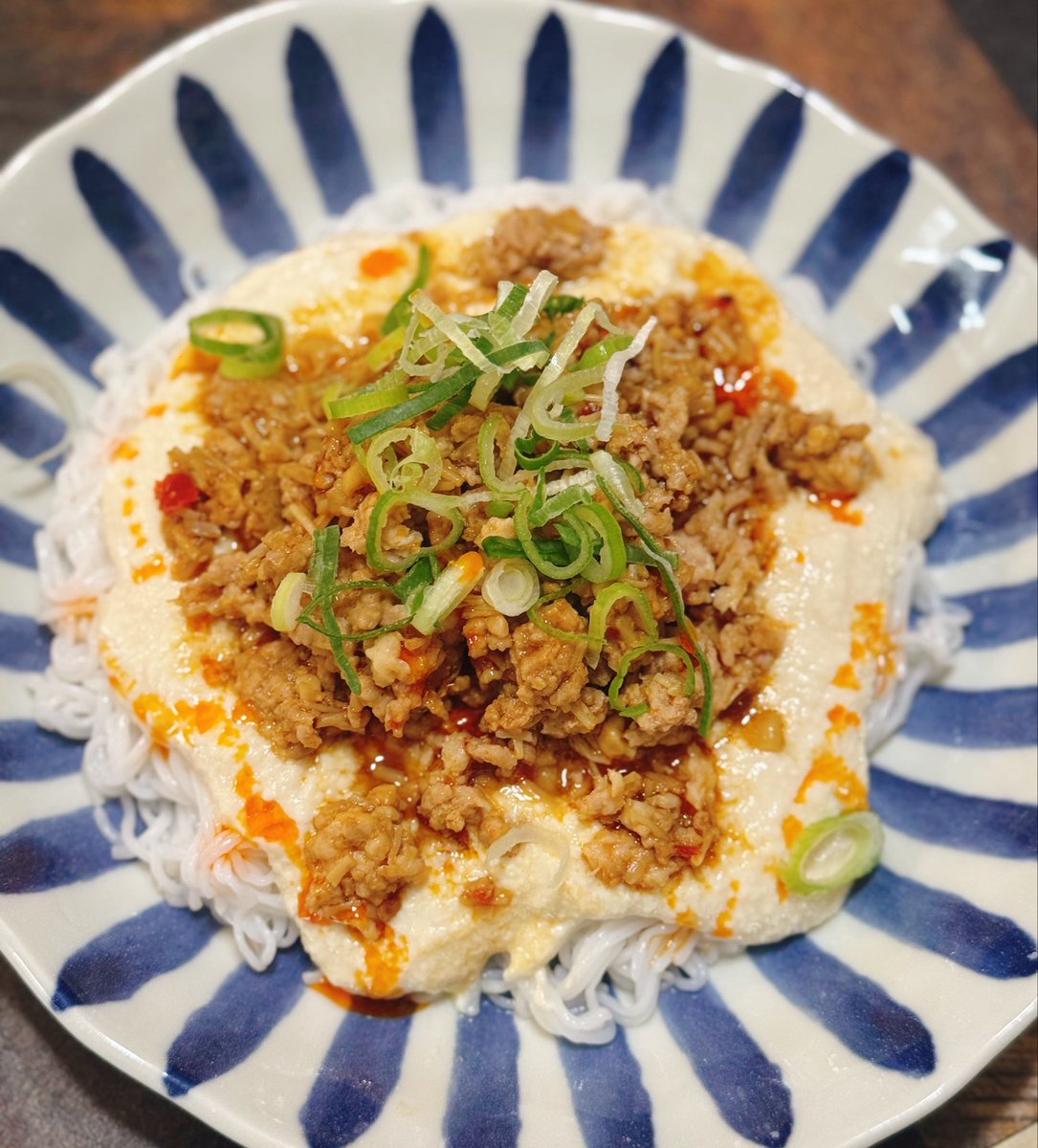 ayatanponpon's tweet photo. おまたへー❗️❗️
今話題の

『豆腐クリーム担々麺』のレシピを
食物繊維たっぷり➕ボリュームUP➕高タンパクで作ってみたよー✨✨

なんとタンパク質は約38g💪❗️❗️

こんにゃく麺で作ると280〜300kcalでヘルシーボリューミー😋
普通の中華麺でも大ボリュームで500Kcal❗️

https://t.co/LCo45Z2oB9 https://t.co/PVbSeaLpqJ