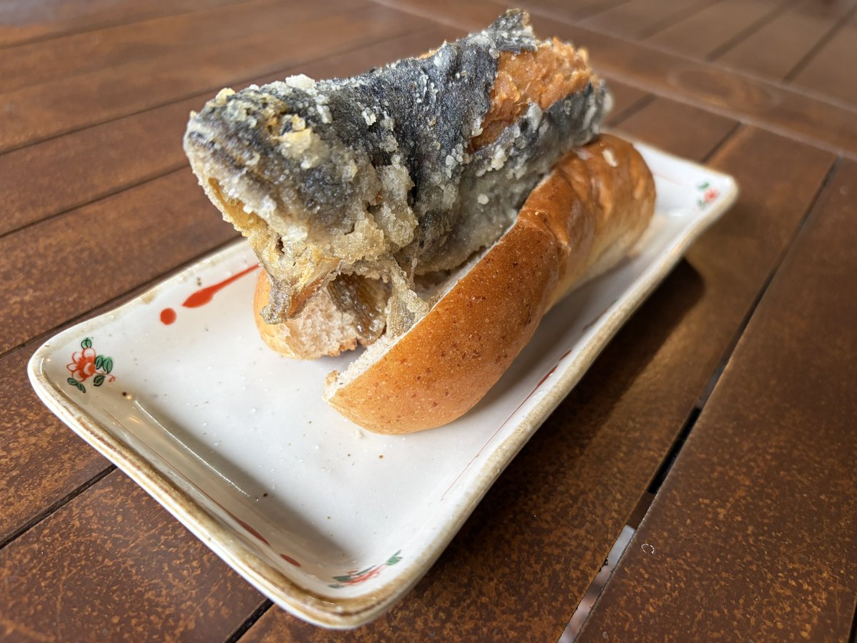 yattun1119's tweet photo. 山女魚の唐揚げドッグ、シンプルイズベスト。

パンがあることで食べ歩きにはもってこいだけど、食べ歩いている人がいるなと思ったら山女魚の頭からかぶりついてたってなったらすれ違う人もビックリでしょう。

常識？
んなもんないわ。 https://t.co/GHXIjZ4o7K