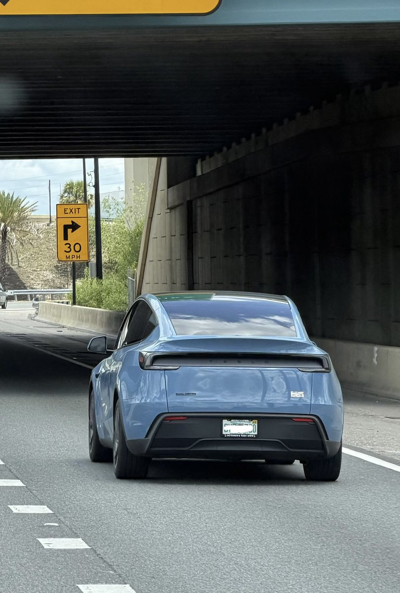 DennisCW_'s tweet photo. Frost Blue Model Y is kinda nice 

Pic: Soniex https://t.co/TdfIrNb8NJ