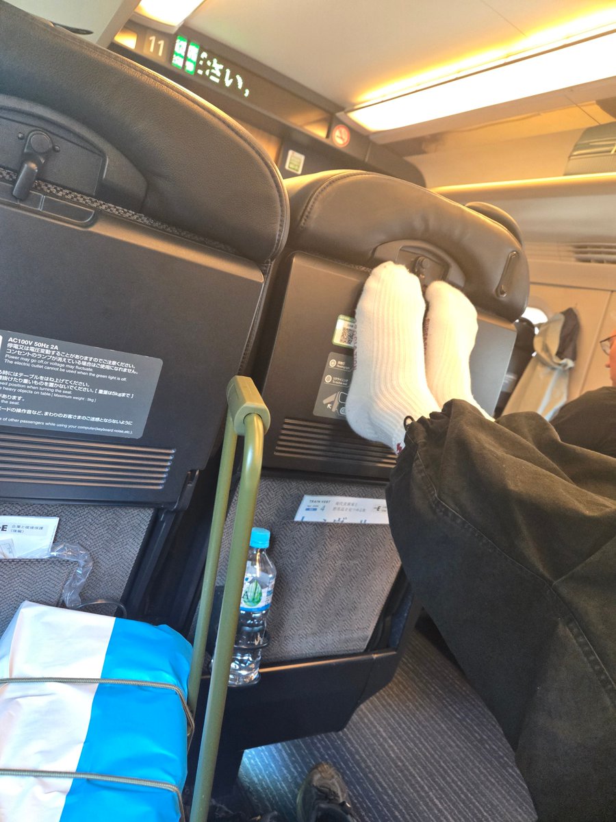 Demontague's tweet photo. Please. If you ever come to Japan, do not do this on the shinkansen. I don't care if you are a foreigner, or a local, like this person is. DON'T. DO. IT. https://t.co/inXIw5zcIT